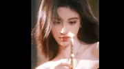鞠婧祎穿流光抹胸裙亮相，氛围感直接拉满！ 