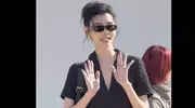 奚梦瑶戴墨镜穿黑裙亮相巴黎时装周，国际名模风采尽显 
