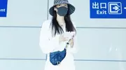孙怡是“腿精”？穿修身牛仔裤拍照，腿和栏杆差不多