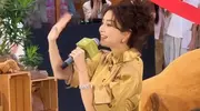 杨颖baby出席上海线下活动，身穿卡其色长裙美翻了，归来还是女王