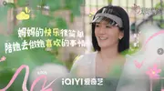 董璇一人带八老人站票回北京累瘫发火，张维伊却隐身调侃
