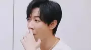 张维伊演出后被偶遇，学小酒窝现场发糖，理发后造型清爽，变帅了