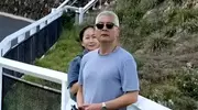 至今未婚未育，身边却有男人陪了近20年！61岁的她才是真人间清醒