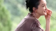 周迅藕粉上衣配短裙超惊艳，普通人能不能照搬？