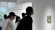 42岁魏如萱与21岁男网红牵手逛展，经纪人作出回应