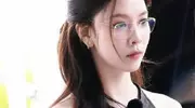 宋妍霏基础配饰穿搭，尽显清冷时尚感