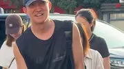 王阳一家三口出游，老婆高斯人淡如菊，女儿是其迷你版