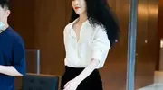 阔太童瑶机场穿搭出圈，肚兜半身裙怎么搭才能时尚不踩雷？