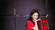 金晨穿红裙姿态随性迷人