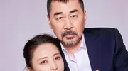 49岁蒋勤勤素颜露面，戴老花镜吃火锅，脸部浮肿五官变样不敢认