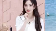 杨幂白衬衫配卡其裤梦回夏晚晴，少女感炸裂穿搭太绝了！ 