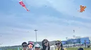 何猷君奚梦瑶带娃逛潍坊风筝节，与四太何超欣合影超温馨