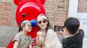 章子怡带阿那亚享受假期，紧身裤凸显腿型弯曲，醒醒背影遗传妈妈