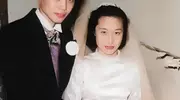 71年杨振宁和岳父母杜聿明、曹秀清合影，站在一旁，显得毕恭毕敬
