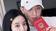 黄子韬徐艺洋拍婚纱照被偶遇，曝今年10月办婚礼
