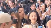 张柏芝现身重庆，水桶腰难掩风采，谢霆锋大儿子举止得体惹好评