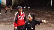 75岁刘晓庆在贵州疑似摔伤，左手打石膏仍工作，身体素质强到可怕