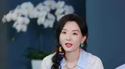 陈数真会打扮！丝巾绑辫搭蓝衫牛仔裤，简约高级