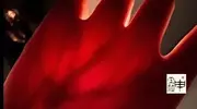 网友留言救女生命！拿手电筒照手，网友竟发现不对劲