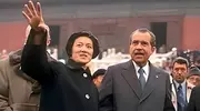 一张合影全网热议：洪晃和洪君彦容貌神似，细节却藏着小秘密？