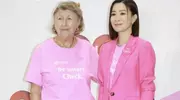佘诗曼默认母亲患癌，称母亲剃光头很勇敢，目前状况不错仍在治疗