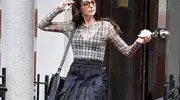 安妮·海瑟薇片场摔倒 1秒优雅起身恢复状态