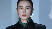 宋佳穿墨绿色丝绒套装，精致妆容气场强大惊艳众人