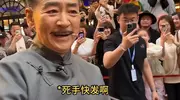 曾经红极一时，如今却在景区卖艺，这4位男星为养家糊口太拼了！