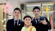 59岁金龟子现身重庆购物，锅盖头搭八分裤身材显矮小