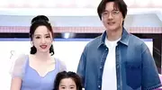 董璇现身张维伊话剧演出现场，高云翔陪小酒窝逛文具店被偶遇