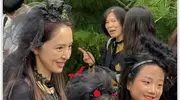董璇摸耳朵回应再生孩子话题，眼神闪躲额头皱成川字，压力有多大？