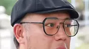 香港男星张致恒转行当搬运工，冒雨搬货，养4子太难！ 