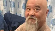 70岁李琦大兴机场被偶遇，手拄拐杖香烟不离手，胡子花白瘦了好多