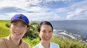 萧敬腾带老婆旅游，二人在夕阳下搂腰合影，素颜看不出14岁年龄差