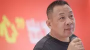 远离“造神”陷阱，人民日报专访，揭开59岁于东来的“真实处境”