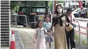 方媛挺孕8月肚，亲自打车送两爱女上学！天王嫂亲力亲为太接地气