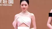 关晓彤28岁状态惊艳，长腿吸睛引热议，美果然多样