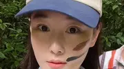 张馨予和老公雨林徒步，捉蚂蚁直接吃，网友：这是拿你当野人训呢