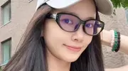王灿一家三口遛弯，杜淳背1.5w相机包高又帅，4岁女儿露脸像奶奶