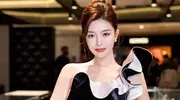 文咏珊黑丝绒礼裙，开衩露逆天美腿，勾人指数拉满