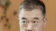 “黄金配角”董勇，二婚娶小9岁娇妻，彻底撕开了娱乐圈的遮羞布