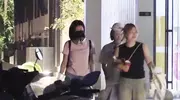 陈妍希深夜下班被拍，粉色上衣很少女，一路热聊不疲惫，渴望爱情