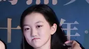李嫣当着李亚鹏的面熟练抽电子烟，走起路很拽 表情不屑，像精神妹