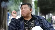 68岁程煜携妻子宴客！别墅整体超1000平花园超大，绿荫葱葱好气派
