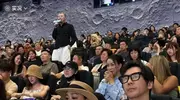 佟丽娅带娃观影任由儿子被拍，朵朵眼神怯生生的，不及小酒窝自信