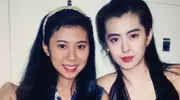 偶遇58岁王祖贤逛街，穿一身潮牌单脚踩桌子好飒，鼻孔不对称惹眼
