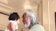 张纪中带6月女儿应酬酒宴，小龙珠乖巧不怕生，父子俩长得好像