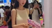叶珂挎贵包被偶遇，真人颜值获赞，网友热议：与李菲儿撞脸太明显