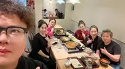 岳云鹏大摆庆功宴，携妻子挨桌敬酒，夫唱妇随，郑敏真是贤内助