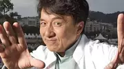 71岁成龙火锅店显老态，儿子养废女拾荒，网友叹：太唏嘘